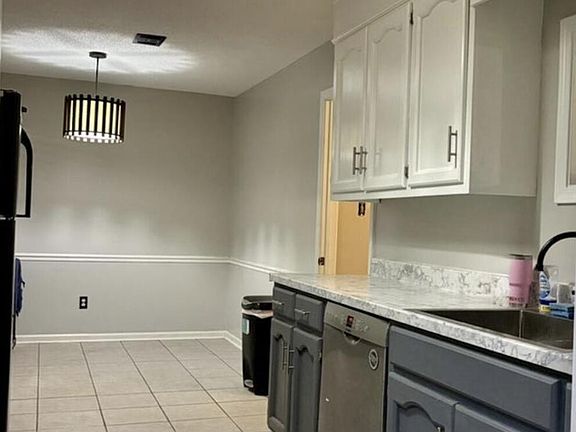 4th image of 121 Main St