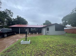 1001 2nd St, Plains, TX 79355