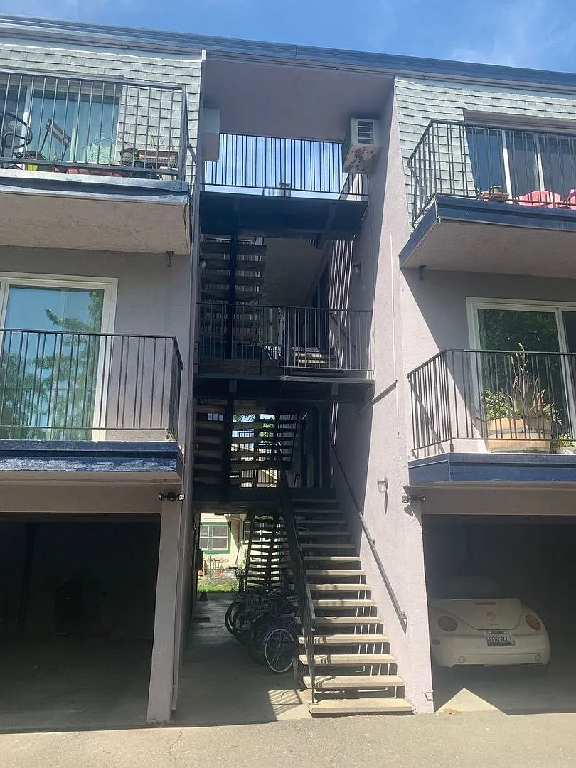 Chateau Apartments — Photo 2