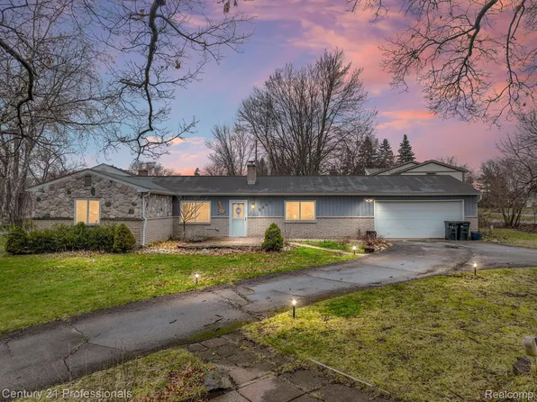 2287 Strader Dr, West Bloomfield, MI 48324