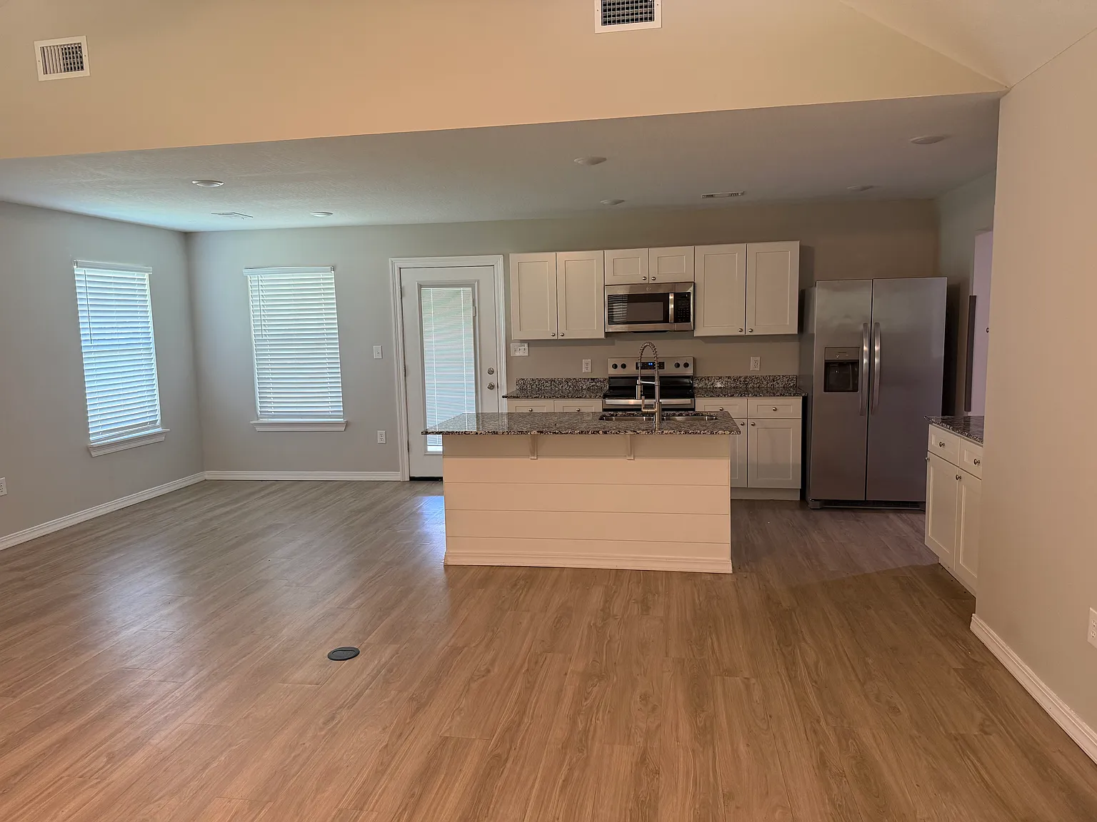4 bed, 1700 sqft, $1,950 — Photo 4
