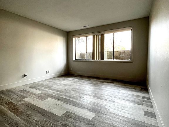 3rd image of 3331 Holdrege St #1