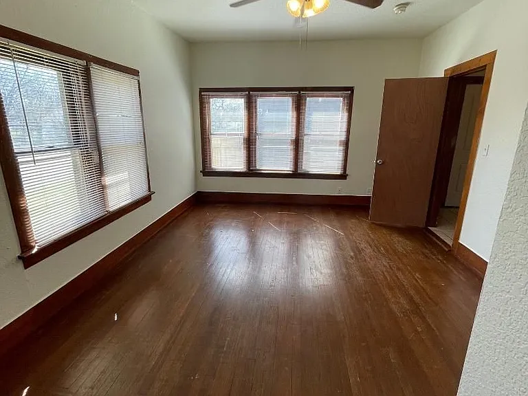 430 E Symmes St — Photo 8