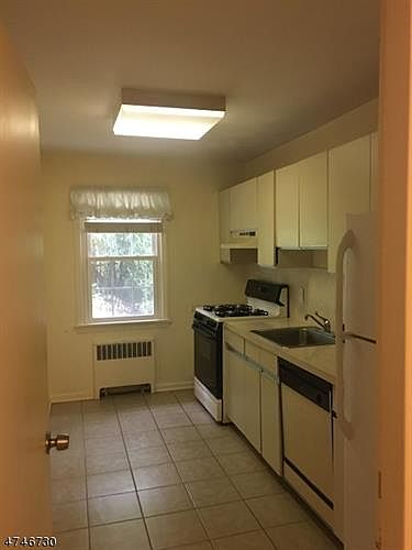 2nd image of 390 Morris Ave APT 21