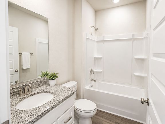 5th image of 13623 Logan Pl