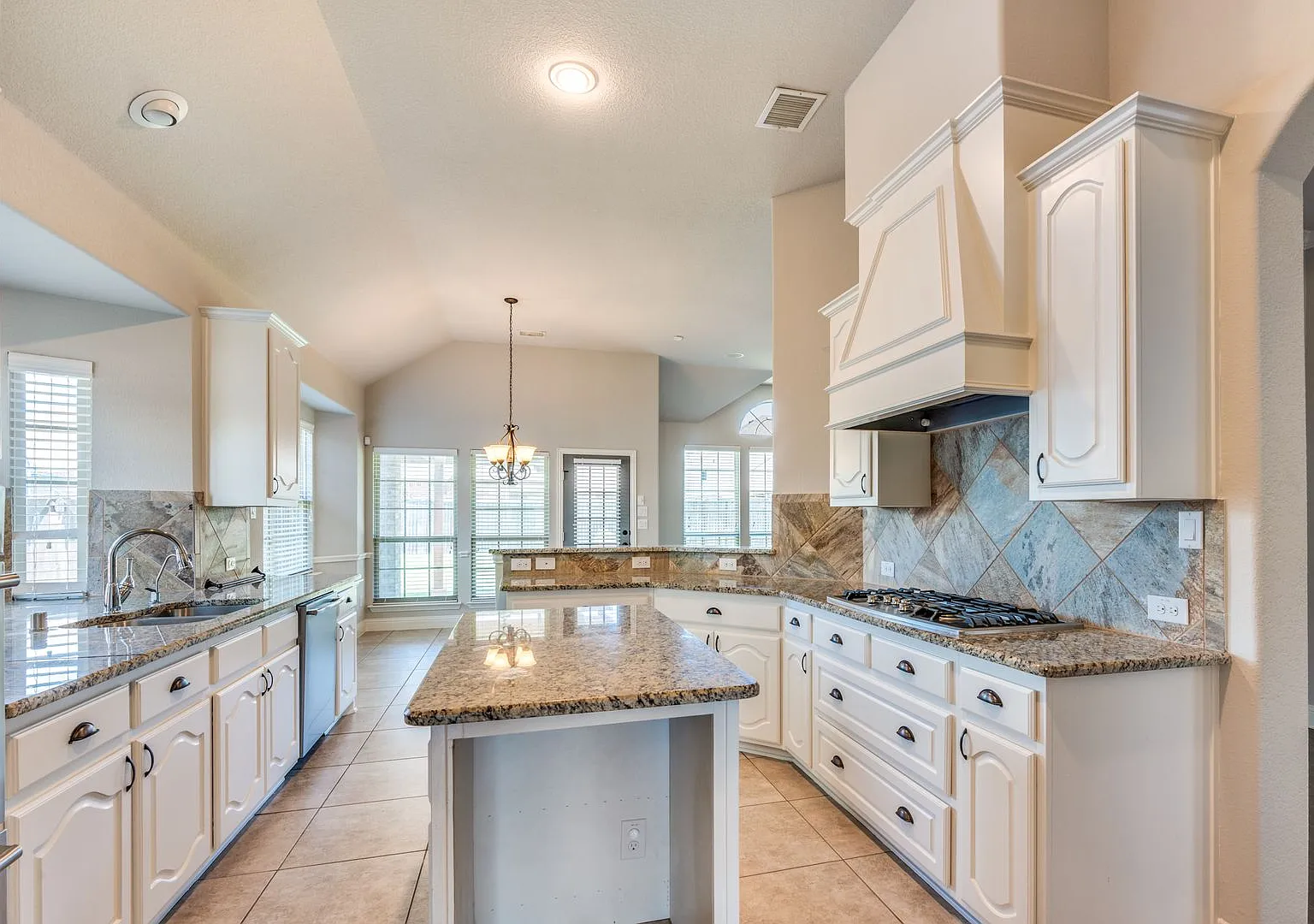 Coming mid-September | 4 bd, 3 ba in Mira Lagos - Grand Prairie — Photo 4