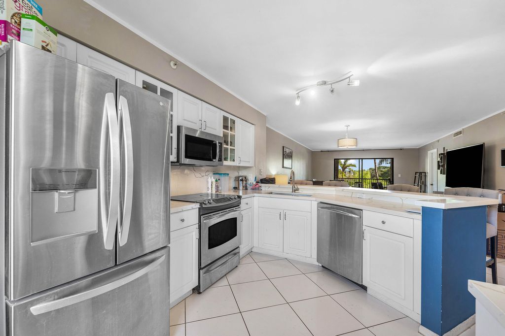 2205 S Cypress Bend Dr APT 302, photo 7