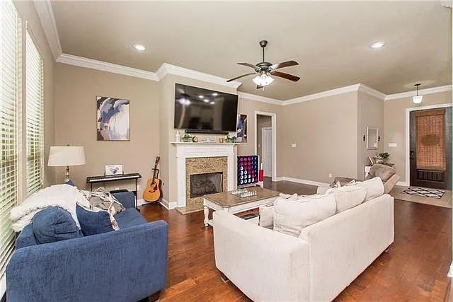4 bed, 2.0 bath, 1850 sqft, $3,840 — Photo 3