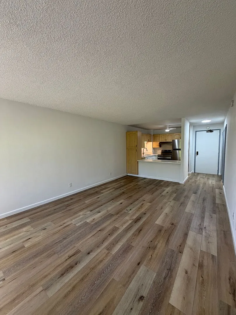 Newly Renovated! Spacious 1 Bed 1 Bath 1 Parking in Kukui Plaza! — Photo 1
