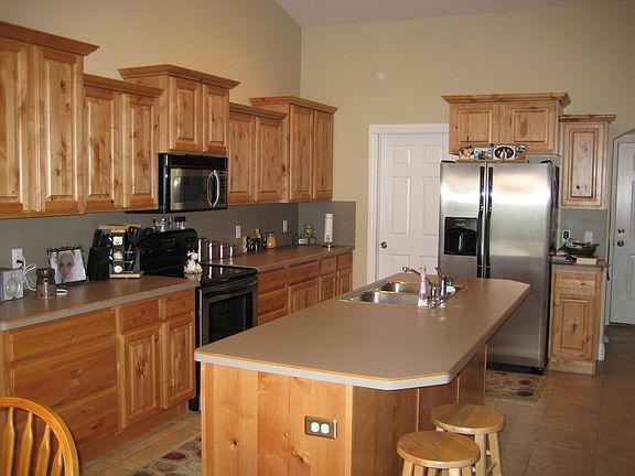 Large island in kitchen!!!