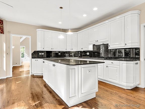 5th image of 1300 Hawthorne Ln #24A