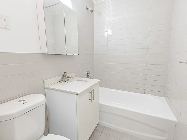 214 Saint George St — Photo 10