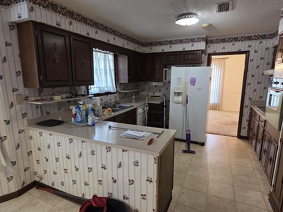 4th image of 1006 Southeast Cir