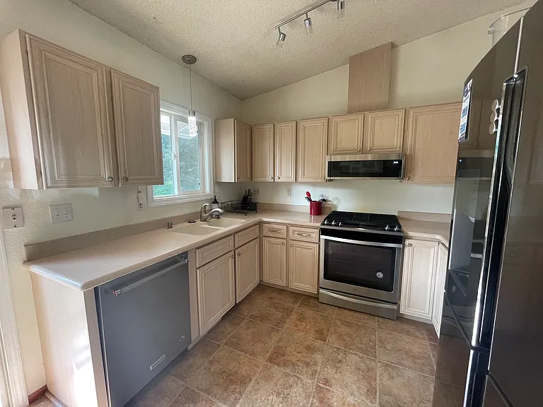530 Fredricks Dr — Photo 5