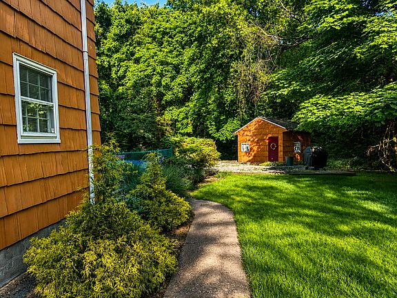 Side yard virtually enhanced