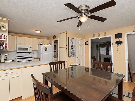 4th image of 20 Angle St APT 10