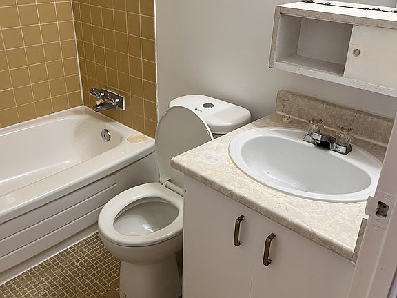5th image of 800 Riddell Ave N #206