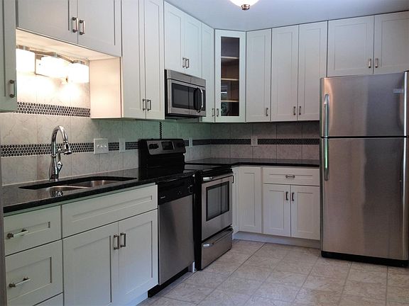 4th image of 26 Hamlin Dr