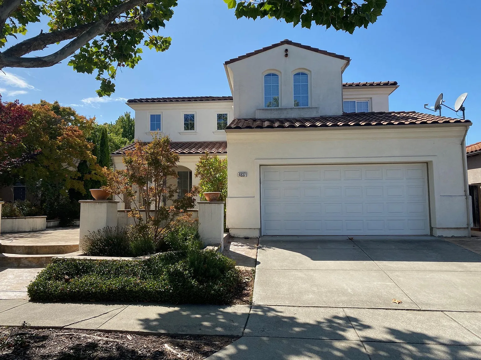 4 bed, 2.5 bath, 2224 sqft, $4,800 — Photo 1