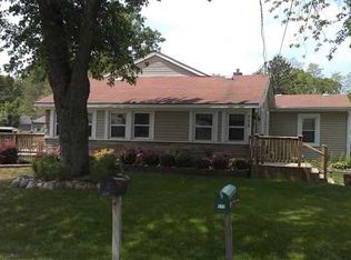 576 Farnsworth St, White Lake, MI 48386