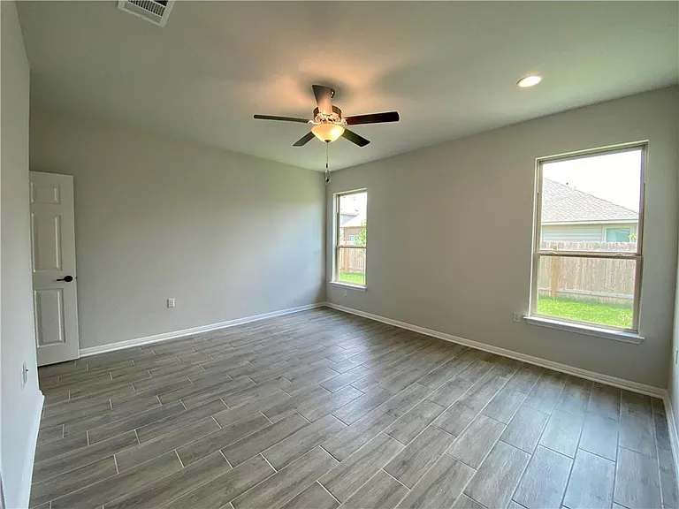 809 Falkland Trce — Photo 15