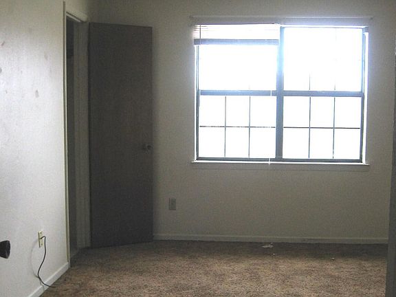4th image of 3802 Charolais Dr APT B