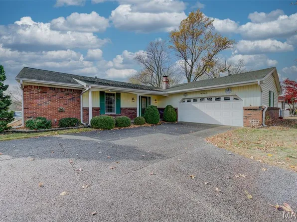 1021 N Duchesne Dr, Saint Charles, MO 63301