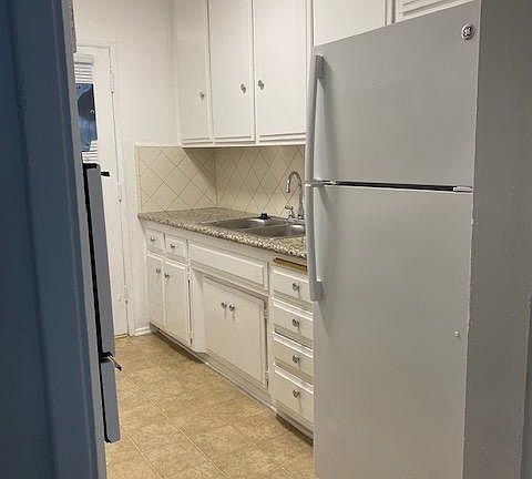 3rd image of 1335 N Detroit St #109