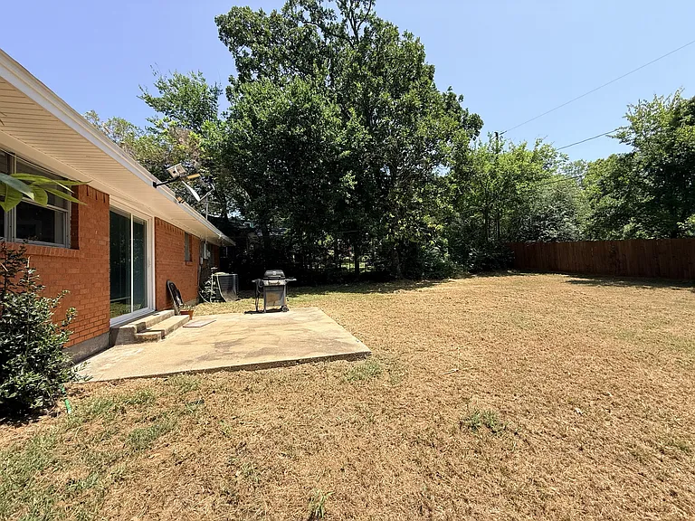 1336 Crestview Dr — Photo 18