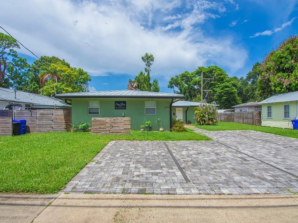 2 bed, 1.0 bath, 621 sqft, $1,400 — Photo 2