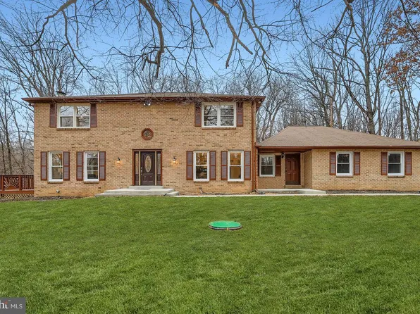 2 Houndstooth Ct, Owings Mills, MD 21117