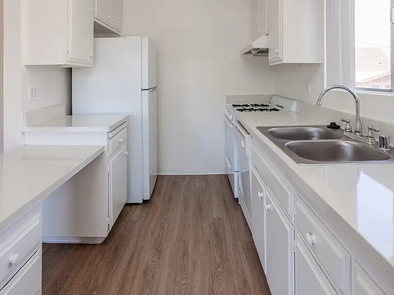 Lido Apartments - 241 Avocado St — Photo 9