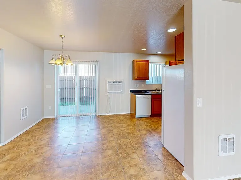 631 NW 3rd St #B — Photo 4