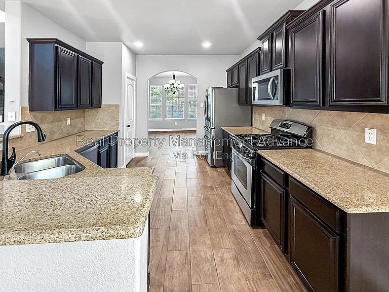 512 Winchester Dr — Photo 8
