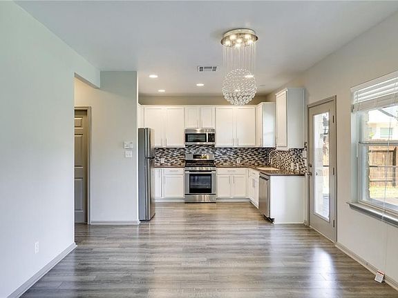 4th image of 15113 Fernhill Dr