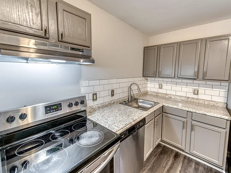 Ashford Place Apartments — Photo 3