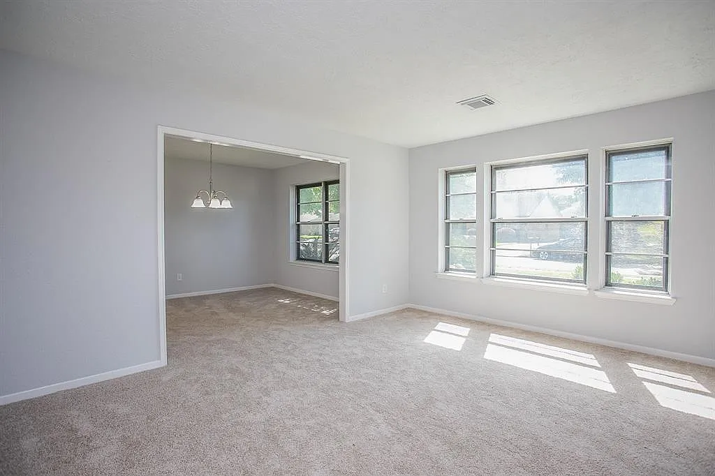 Beautifully renovated 4 bedroom home in a great subdivision — Photo 4