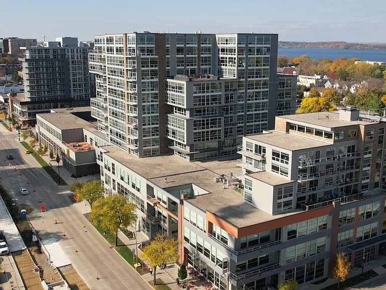 Galaxie High Rise Apartments — Photo 9