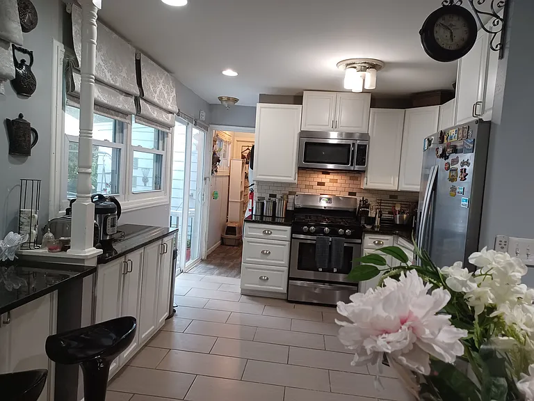 1241 Queen Anne Ave — Photo 9