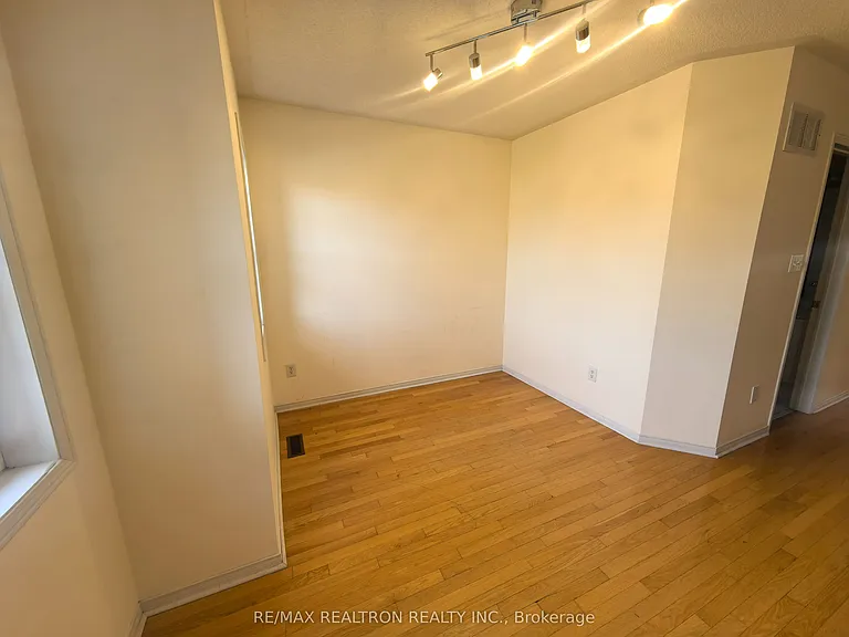 18 Nantucket Dr #MAIN 2ND FLOOR — Photo 19