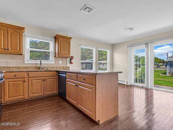 3rd image of 21 Camrose Street