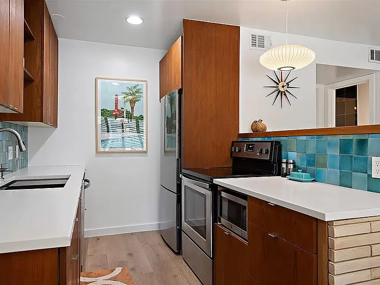 500 E Riverside Dr — Photo 6