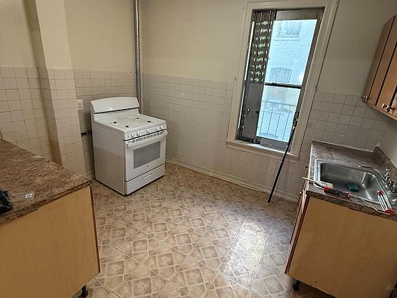 3rd image of 2116 Honeywell Avenue #5