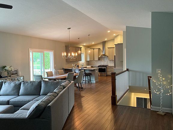 3rd image of 302 W 6th Avenue Ct