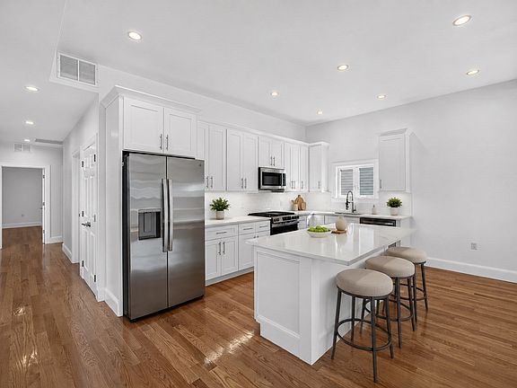 3rd image of 59 Larkin St #1