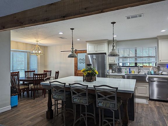 3rd image of 2101 Azalea Cir