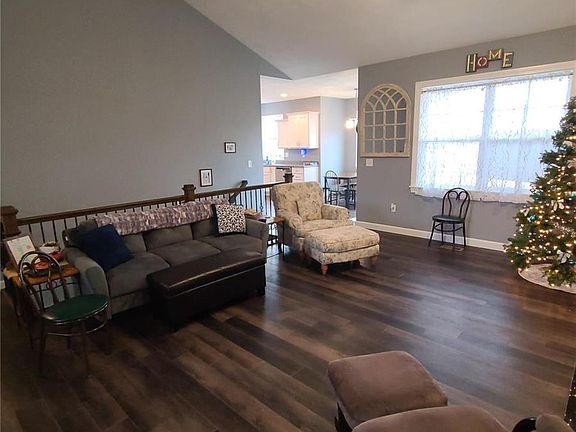 4th image of 608 Daniel Dr