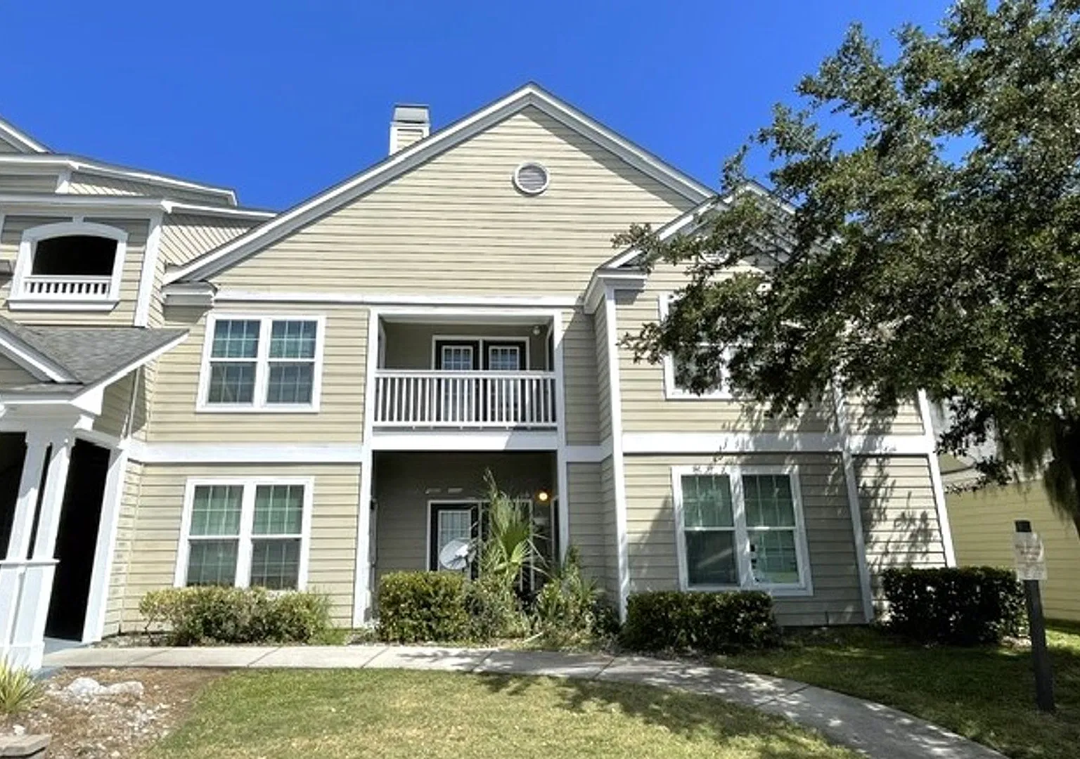 Beautifully renovated 3-bed, 2-bath condo located in Estates at Westbury-Lease Incentives Available! — Photo 1
