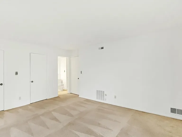 10 Fairway Rd #D — Photo 2