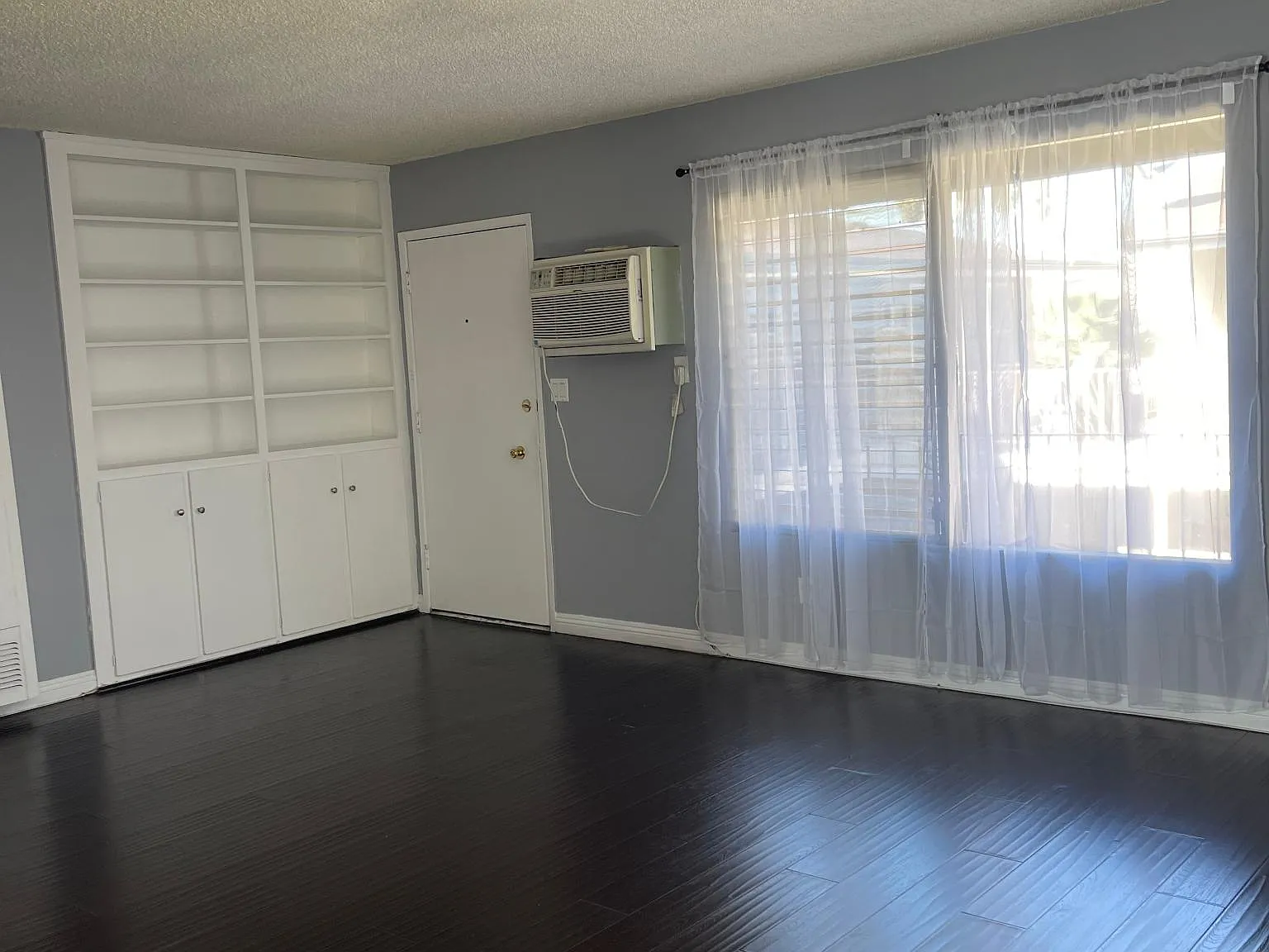 2 bed, 900 sqft, $2,300 — Photo 4